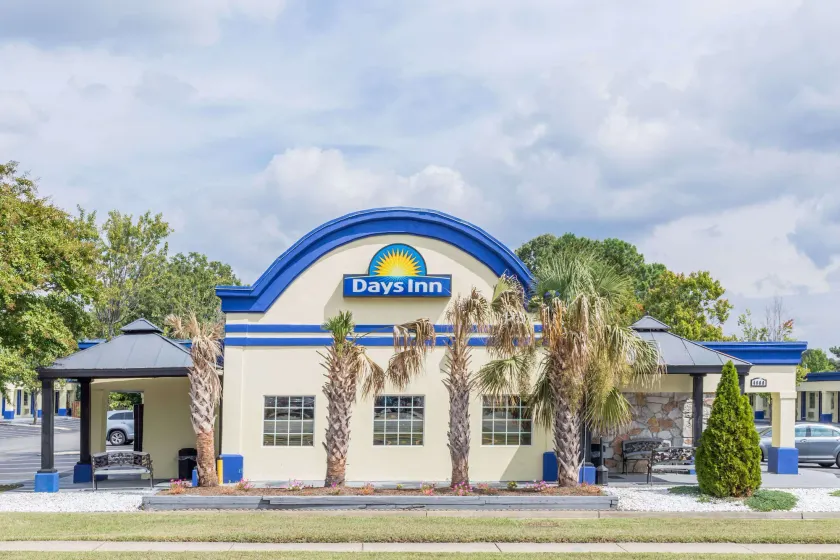 Days Inn by Wyndham Virginia Beach Town Center - Image 1