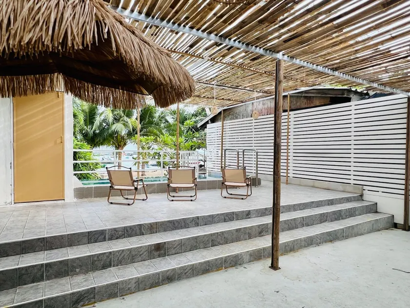GAO Phala Beachfront Hostel - Image 1