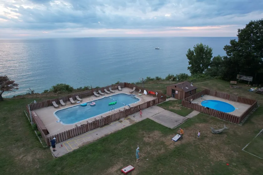Lake Bluff Inn and Suites - Image 1