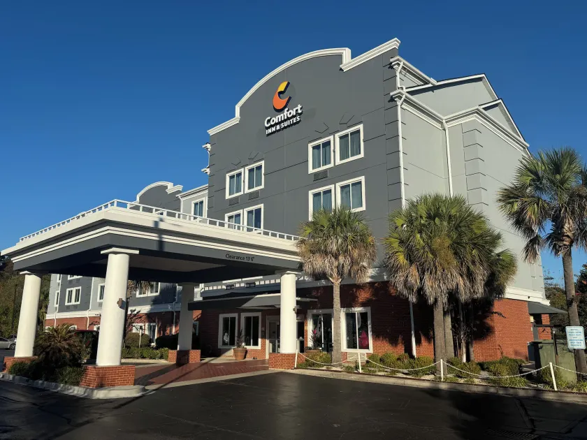 Comfort Inn & Suites North Charleston - Northwoods - Image 1