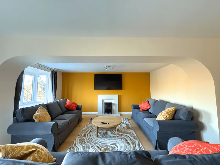 Stunning 4 BR Townhouse for 8 With Free Parking - Image 1