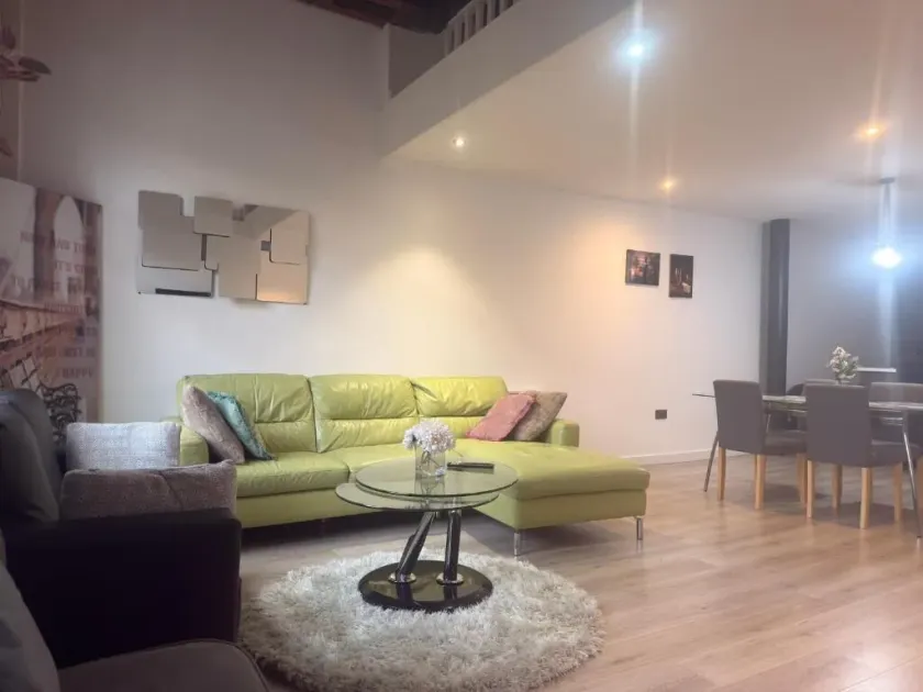 Modern and Cozy Two-Bed Apartment in Bradford - Image 1