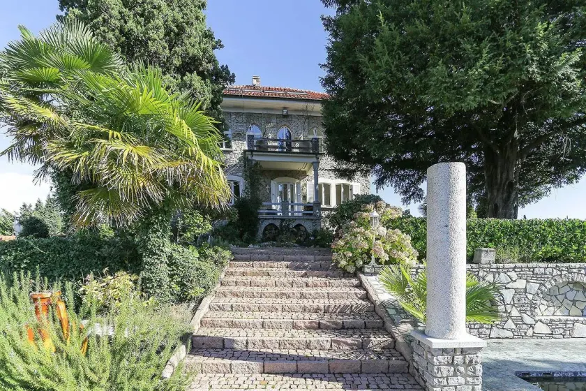 Luxury Italian Lakes Villa With Pool. 360 Degree Views. Sleeps 11 - Image 1