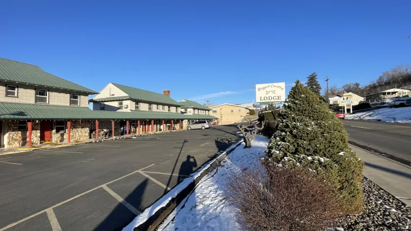 Rugged Country Lodge - Image 1