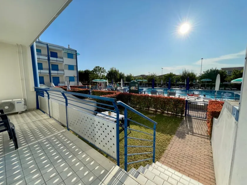Lovely flat overlooking the pool - Image 1