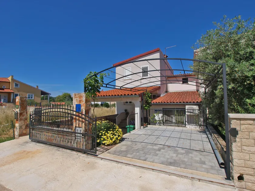 Apartment 958 - Image 1