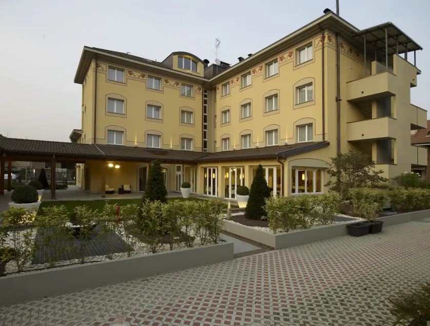 Virginia Palace Hotel - Image 1