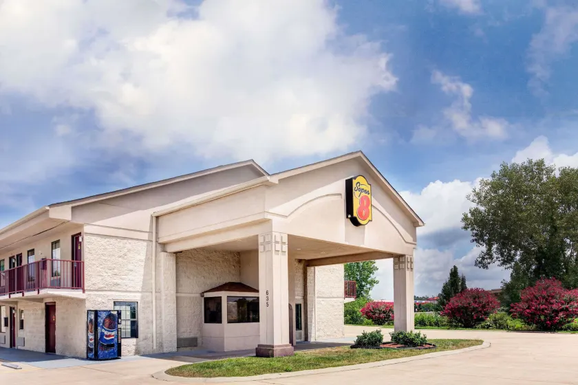 Super 8 by Wyndham Clarksville East - Image 1