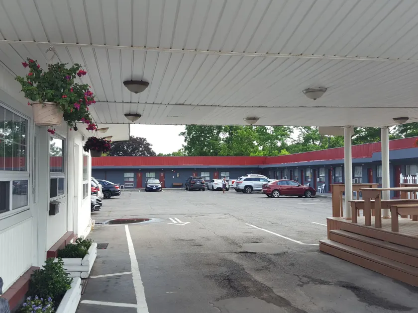 Niagara Inn & Suites - Image 1
