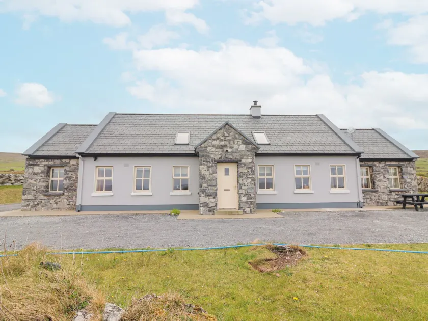 Cúnna Bán - Image 1