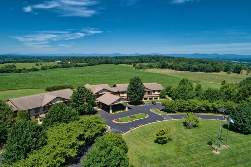 Round Hill Inn - Image 1