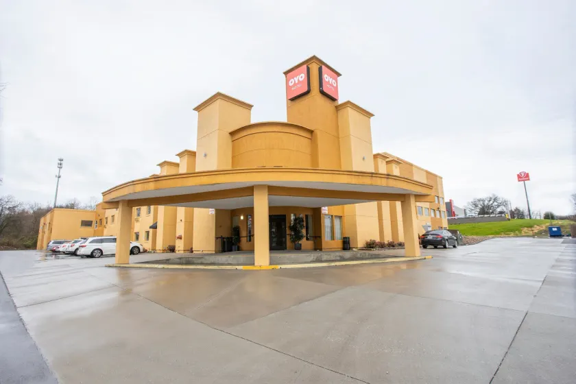 OYO Hotel Knoxville TN Cedar Bluff I-40 - Image 1