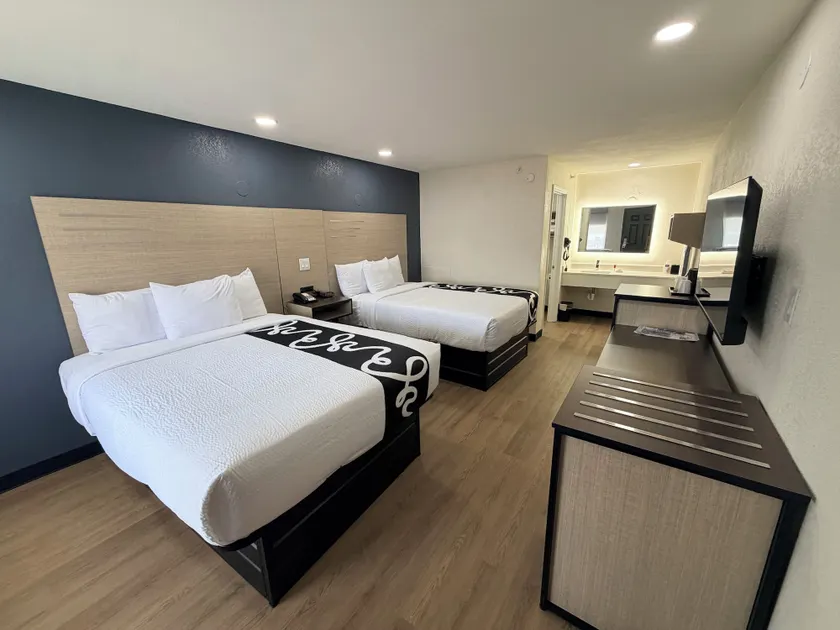 Spring Place Inn & Suites - Image 1