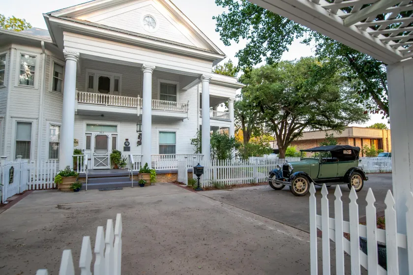 Oaklea Mansion Bed and Breakfast - Image 1