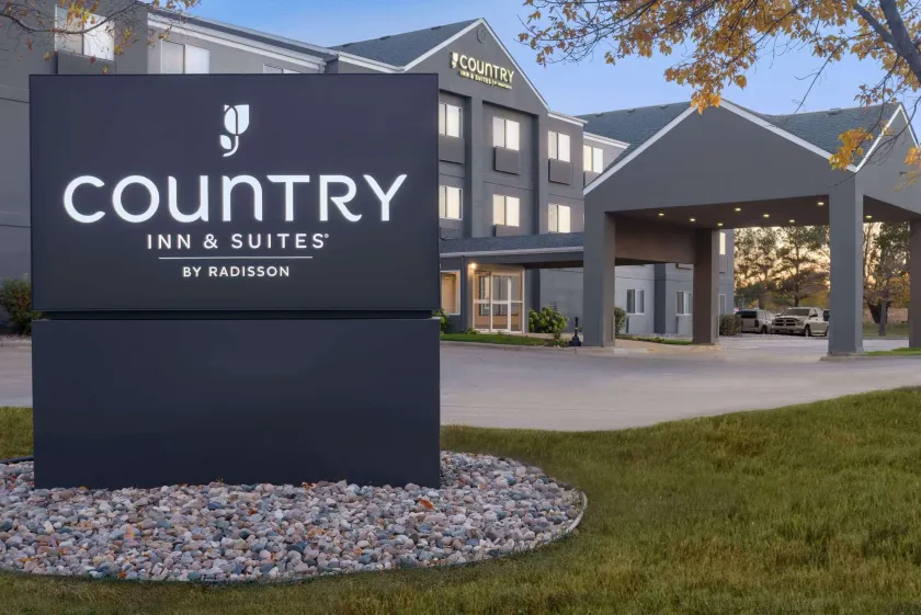 Country Inn & Suites by Radisson, Brookings - Image 1