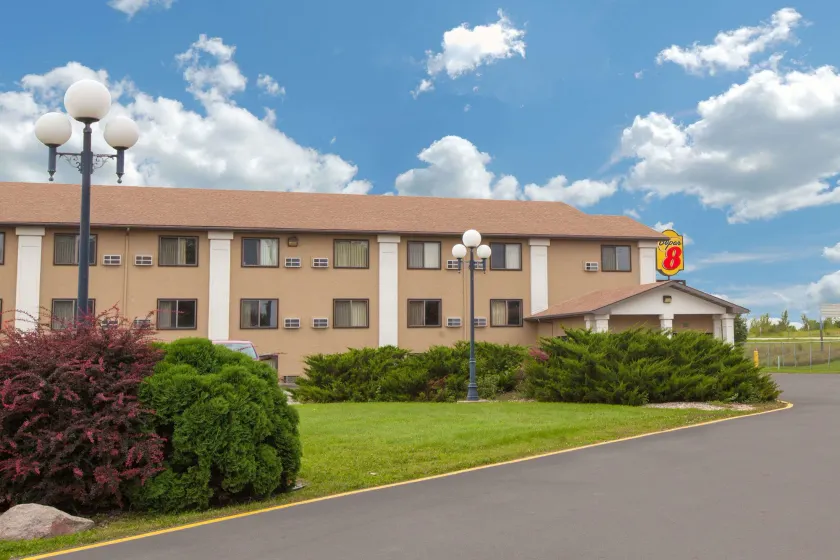 Super 8 by Wyndham Clear Lake - Image 1