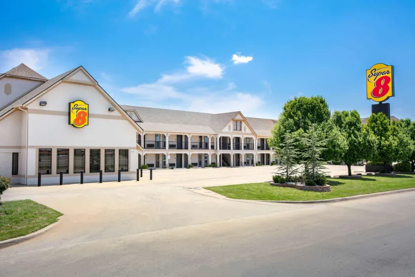Super 8 by Wyndham City of Moore - Image 1