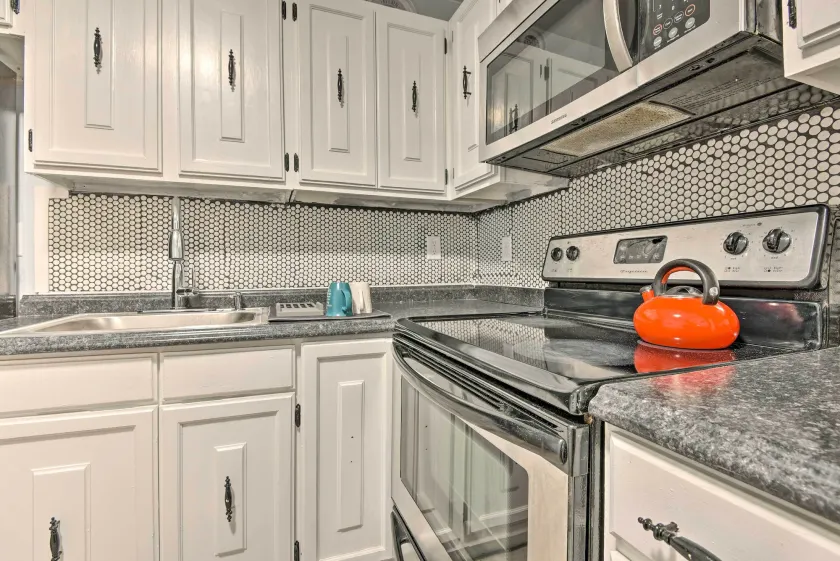 Near Mt Airy Casino: Mount Pocono Condo w/ Balcony - Innenbereich