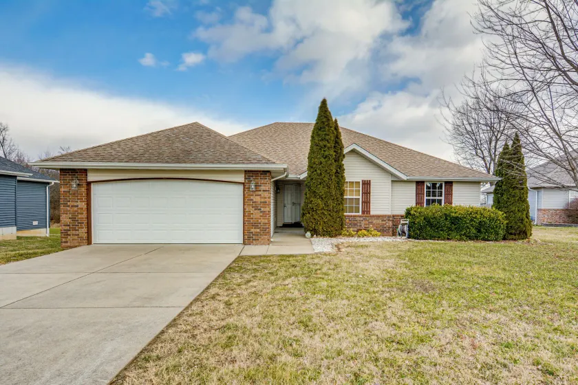 Springfield Area Retreat! Family Home w/ Yard - Image 1