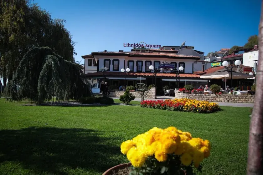 Lihnidos Square - Image 1