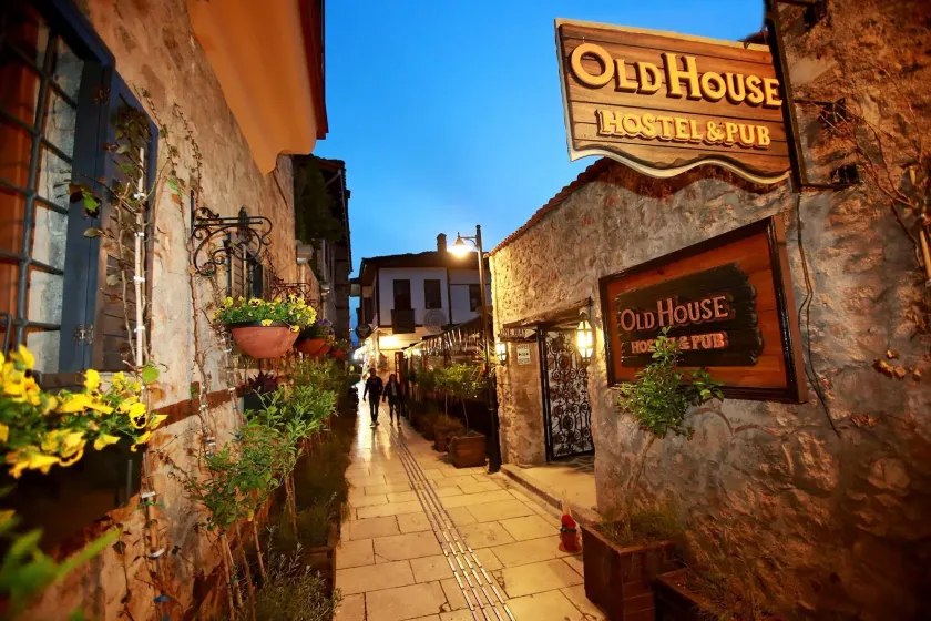 Old House Pub Hotels - Image 1