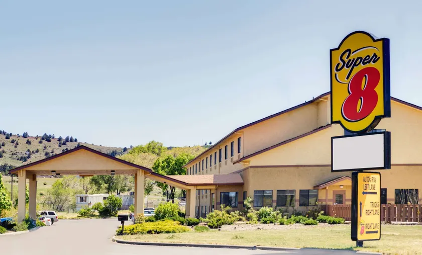 Super 8 by Wyndham Klamath Falls - Image 1