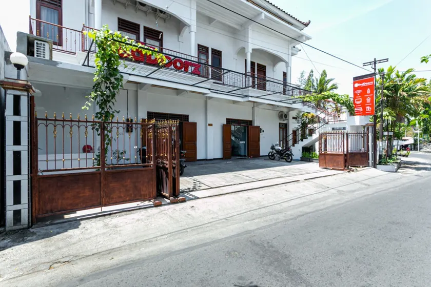 RedDoorz near Puro Mangkunegaran - Image 1