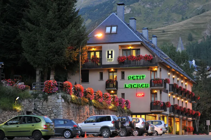 Hotel Petit Lacreu - Image 1