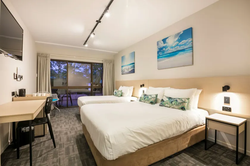 Nightcap at Kawana Waters Hotel - Image 1