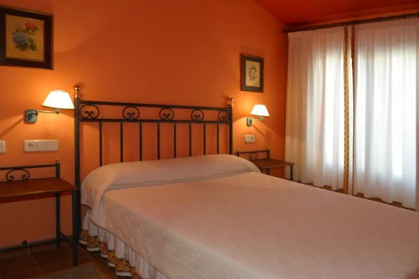 Hotel y apartamentos La Casa Rural - Image 1