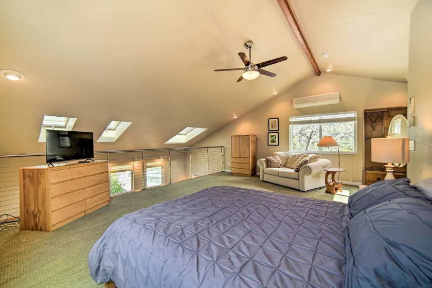 'Hilltop Loft' Ukiah Vacation Rental! - Innenbereich