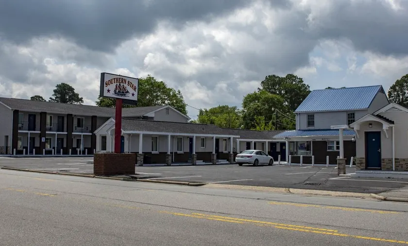 SOUTHERN STAR INN - Image 1