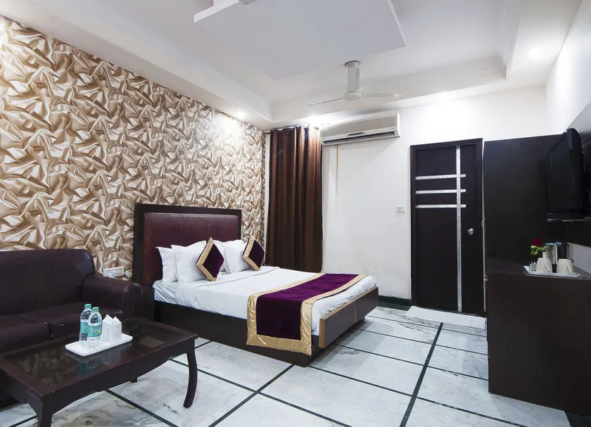 Hotel Apra Inn - Image 1