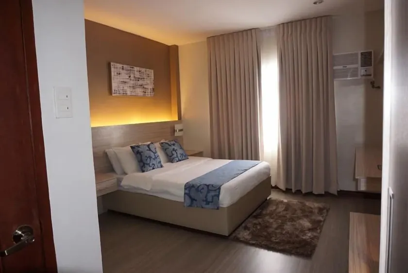 Palau Hotel - Image 1