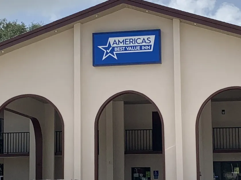 Americas Best Value Inn & Suites Melbourne - Image 1