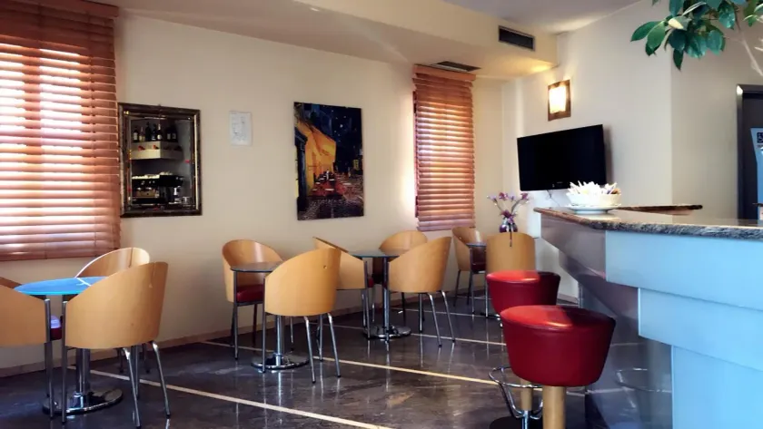 Hotel Maxim - Image 1