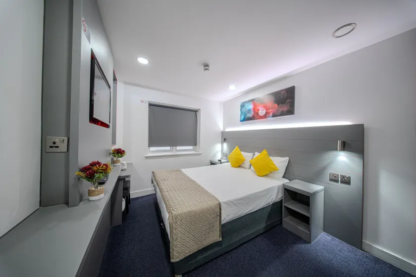Ilford Hotel Goodmayes - Image 1