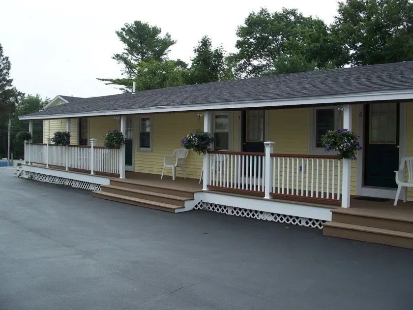Drake's Island Resort & Cottages - Image 1