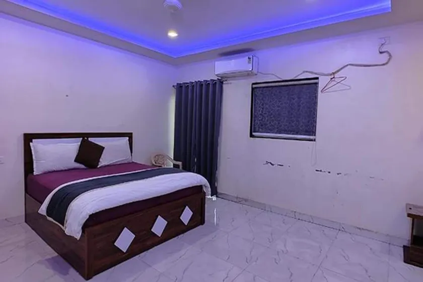 Fabhotel The Royal Inn - Image 1