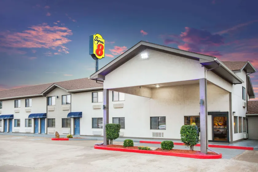 Super 8 by Wyndham Van Buren/Ft. Smith Area - Image 1