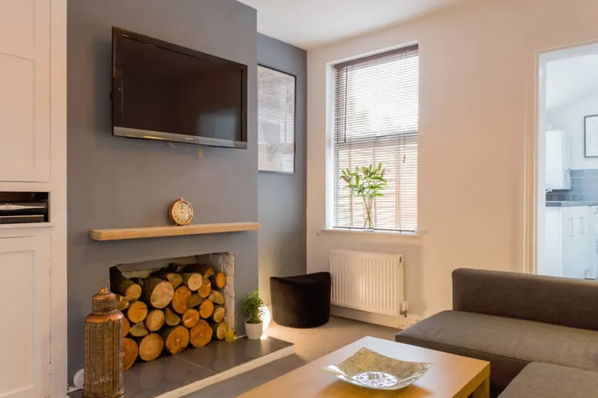 Ashton House - Stylish 2 Bedroom House, Close to Luton Town Center & Airport - Image 1