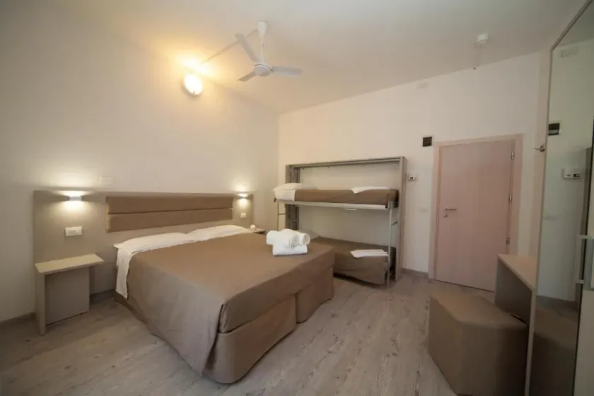 Hotel Lux - Habitación