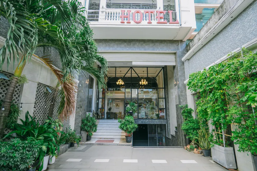 C'Lavie Hotel - Saigon Airport Hotel - Image 1