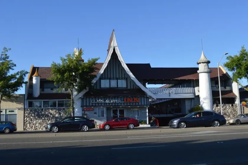 Glass Slipper Inn - Stanford Palo Alto - Image 1