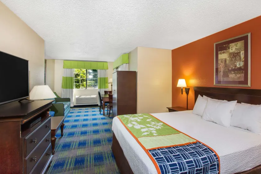 Days Inn by Wyndham Fremont - Image 1