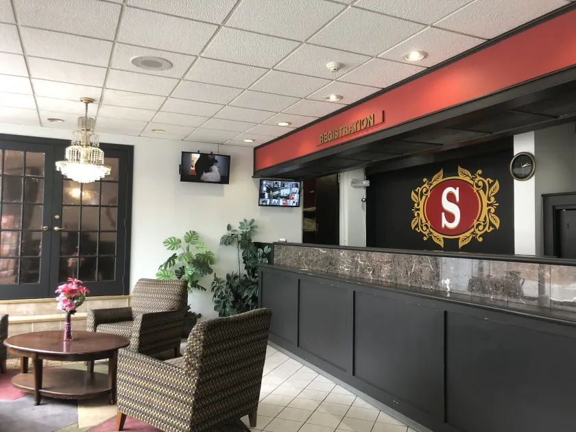 Schenectady Inn & Suites - Image 1