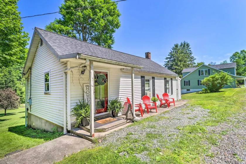 Home on Shared 10 Acres, On-site Trail Access - Image 1