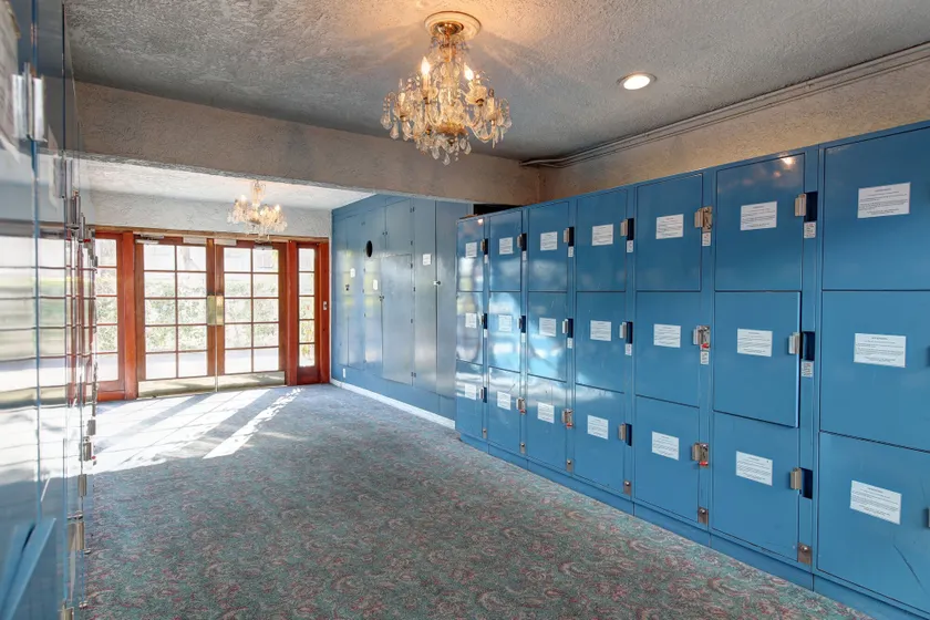 Tradewinds Airport Hotel - Interior entrance