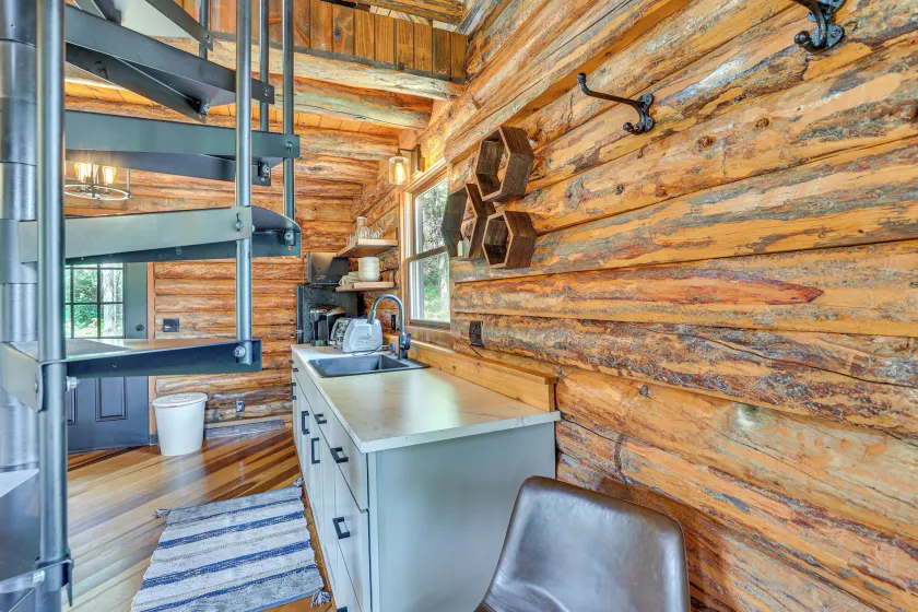 Peaceful 'Creekside North' Studio w/ Fire Pit - Interni
