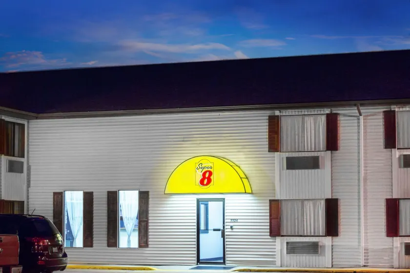 Super 8 by Wyndham Columbus - Image 1